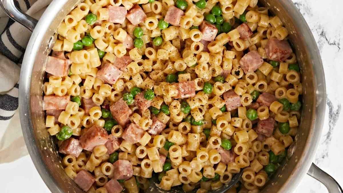 Pasta with peas in a pot.
