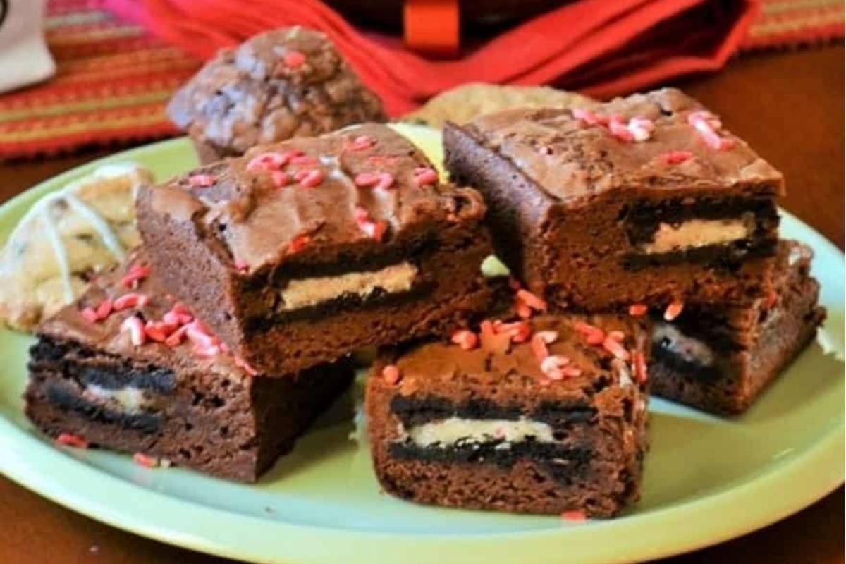 Recipes for peppermint Oreos cookie brownies on a plate.