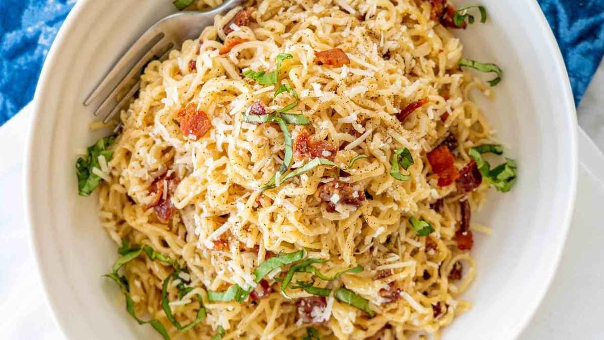 Ramen carbonara in a bowl.