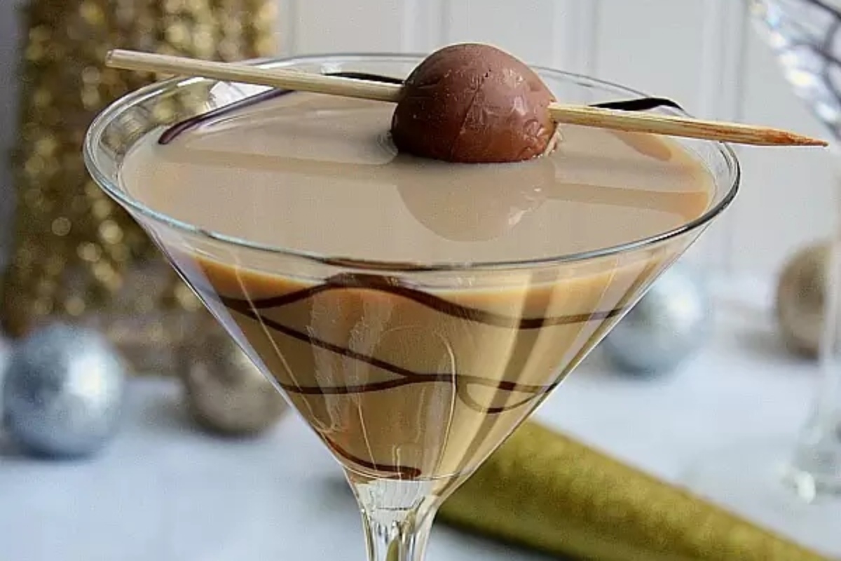 A Valentine's Day martini glass filled with chocolate and a candy bar cocktail.