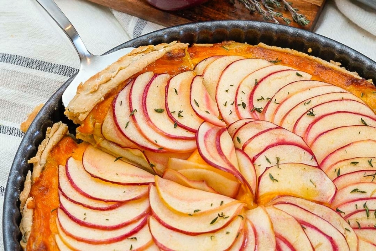 This recipe features a delicious tart with apples and thyme cooked in a pan.