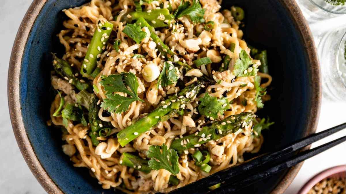 Sesame noodles with chicken in a bowl.