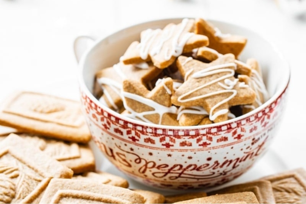 Freezable gingerbread cookies in a mug with icing for Christmas.
