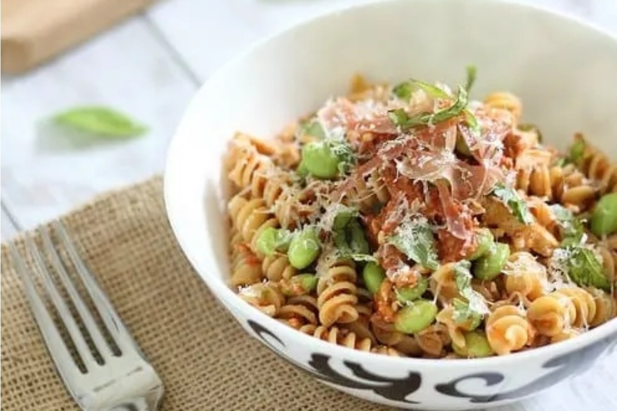 Make ahead pasta dish: A bowl of pasta with peas and prosciutto.