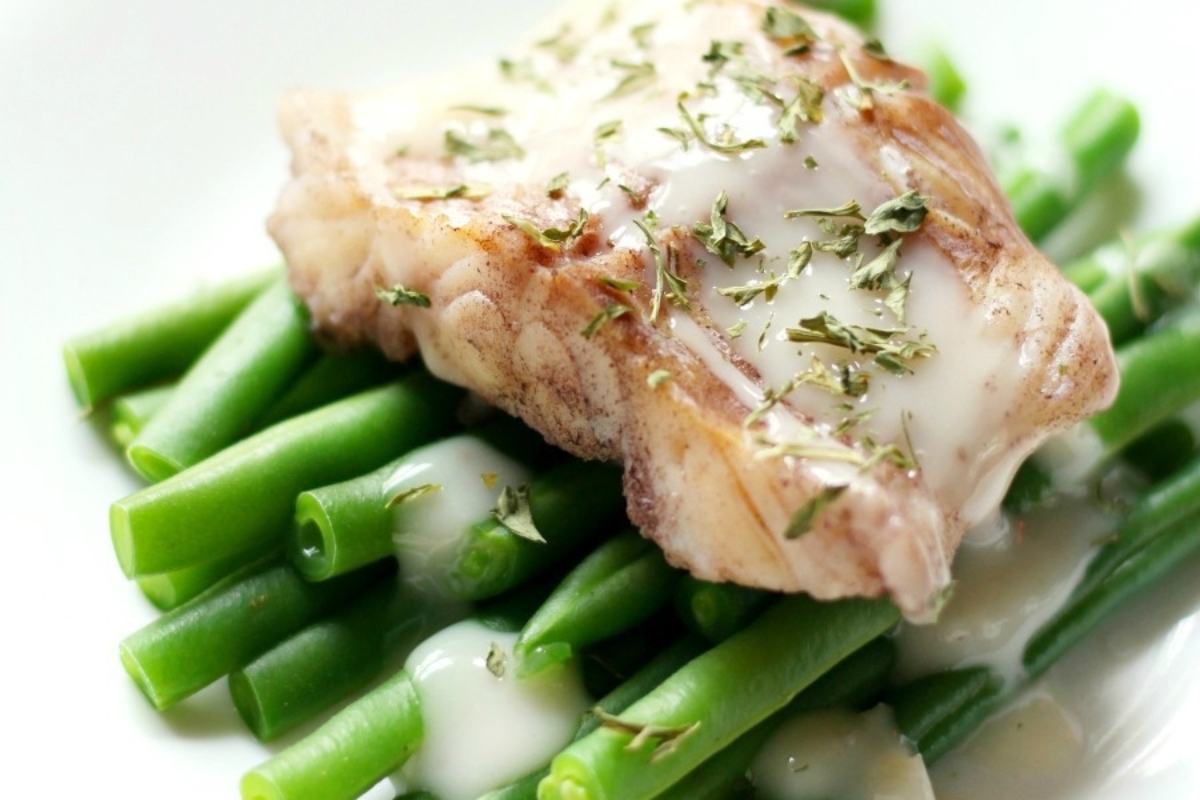 A delectable fish dish featuring tender green beans.