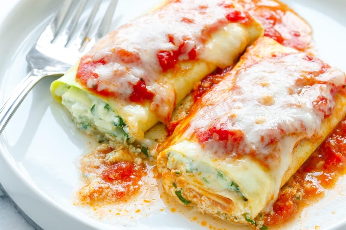 Lasagna rolls on a plate.