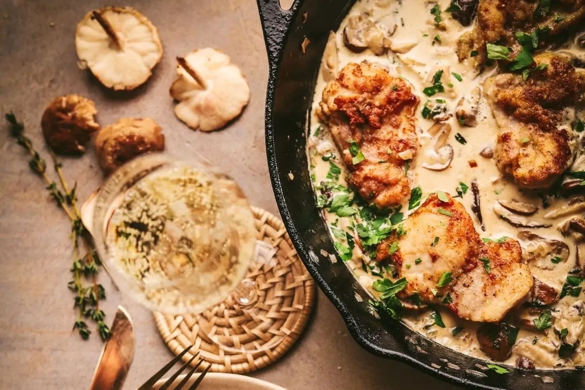 A simple and elegant skillet full of chicken and mushrooms, perfect for New Year's Eve celebrations. Enjoy it with a glass of wine.