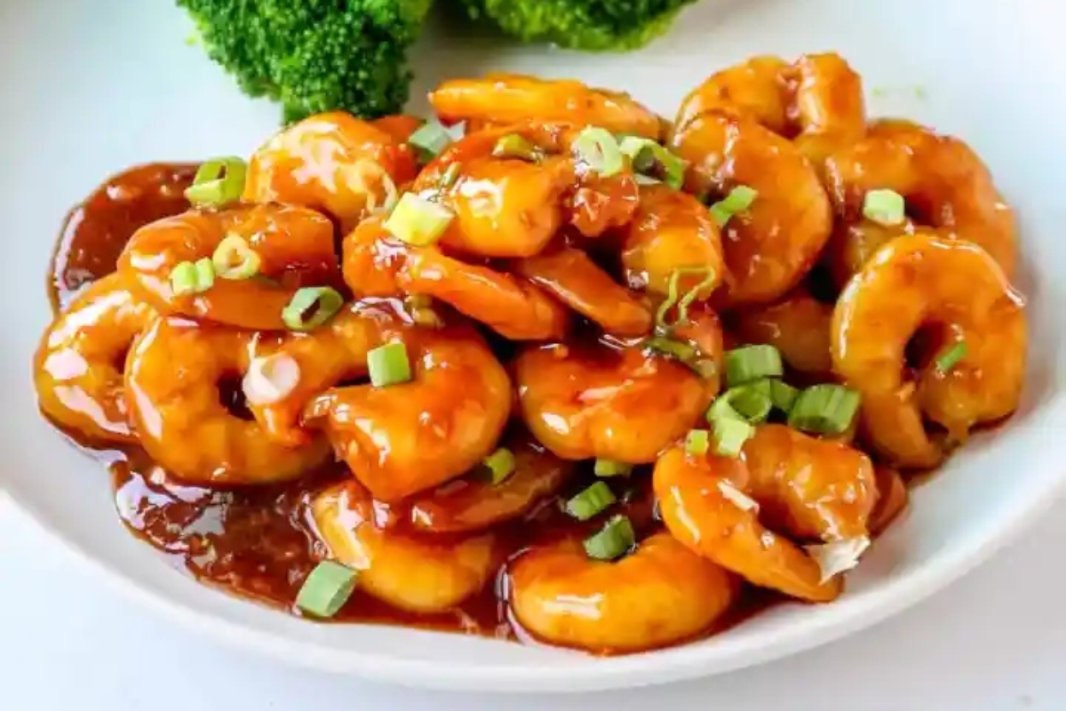 A dinner plate with shrimp and broccoli.