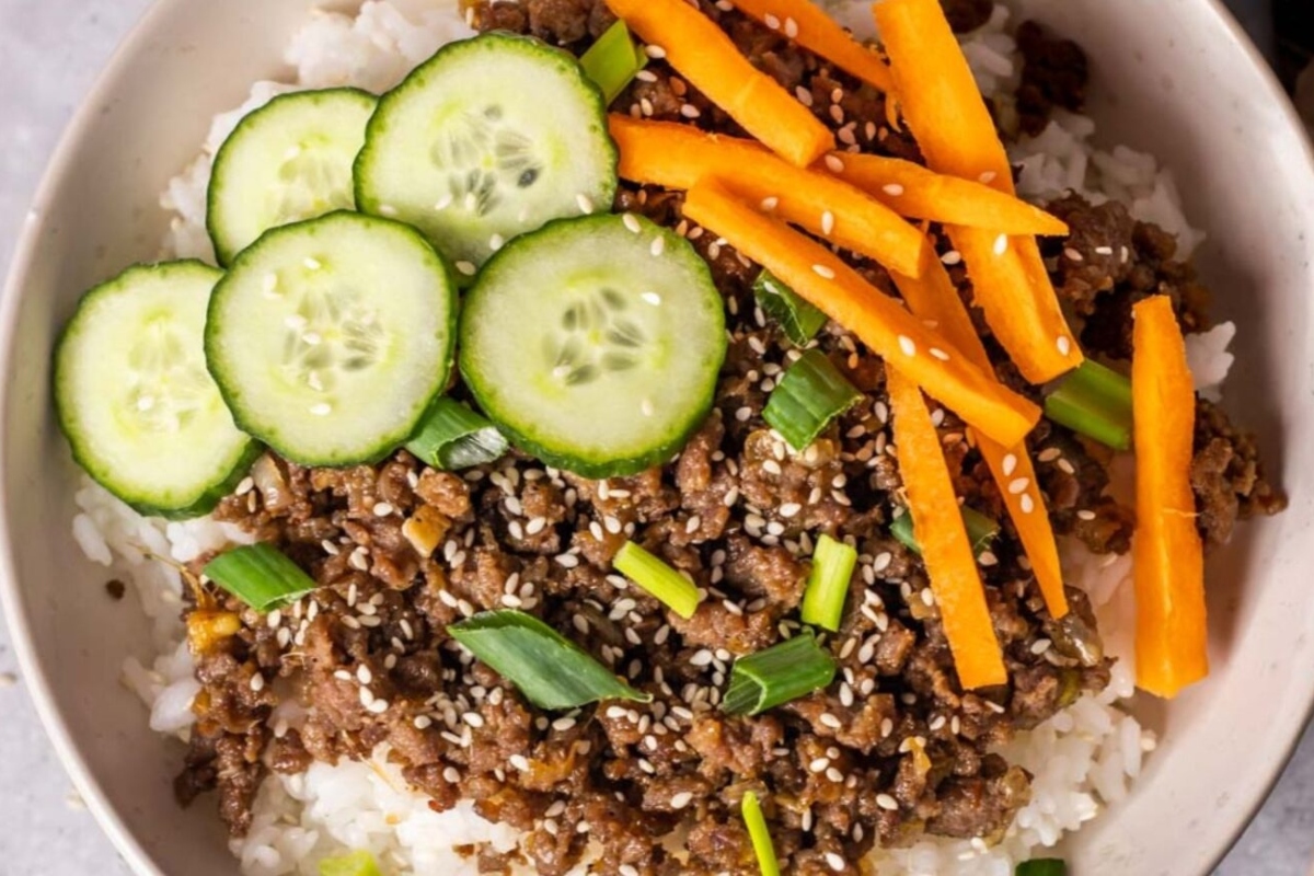 A winter recipe for Korean beef rice with cucumbers and carrots.