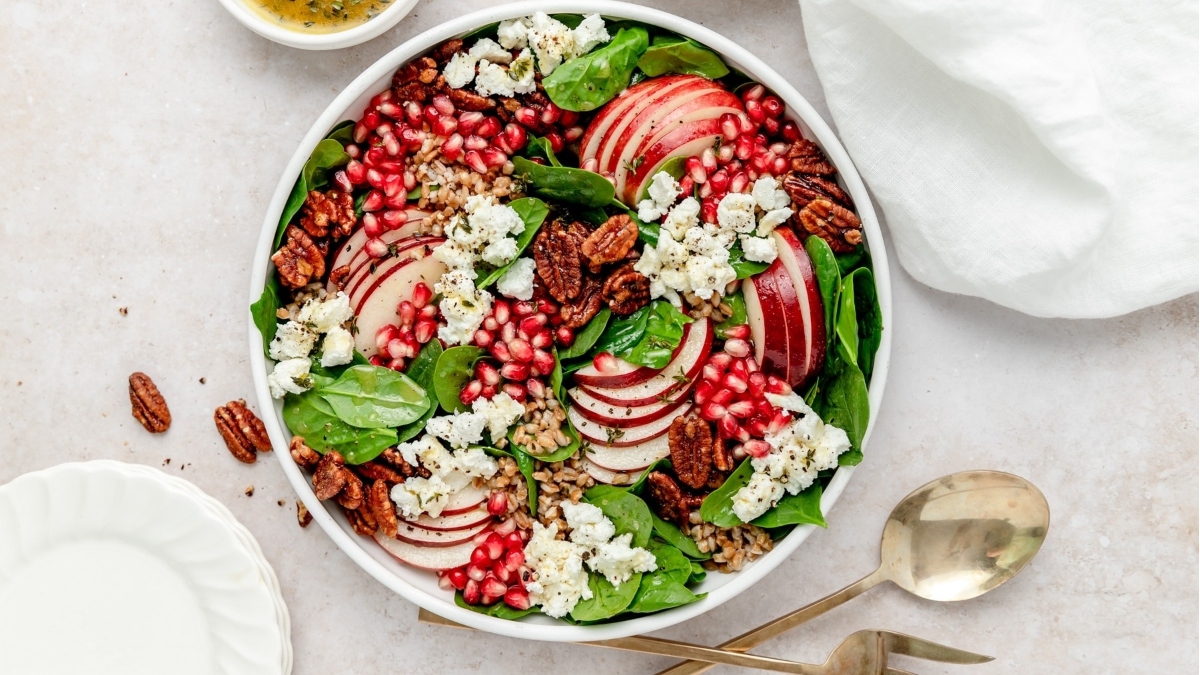 Spinach salad with pomegranate.
