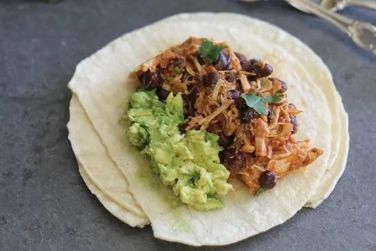 Mexican chicken tacos with guacamole and guacamole.