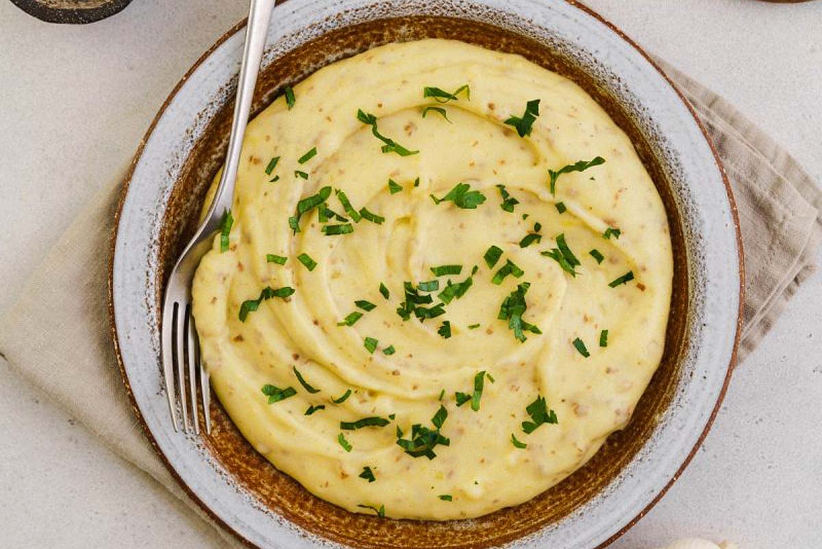 Creamy Mashed Potatoes with Garlic and Herbs