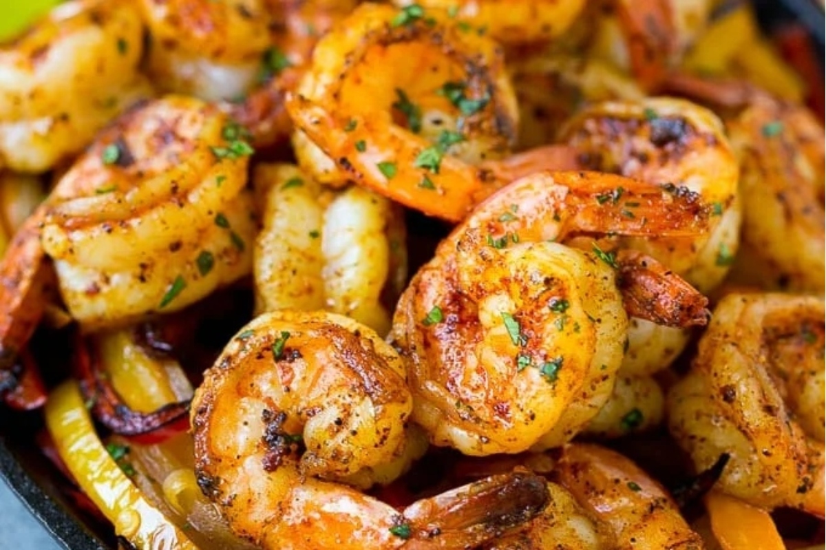 Looking for a delicious dinner idea? Try this flavorful skillet dish featuring tender shrimp and vibrant peppers.