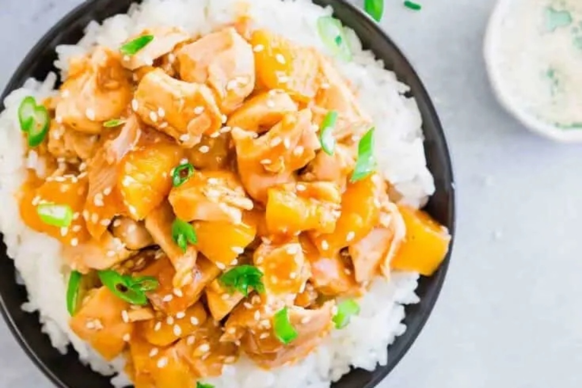 A bowl of asian chicken stir fry with rice.