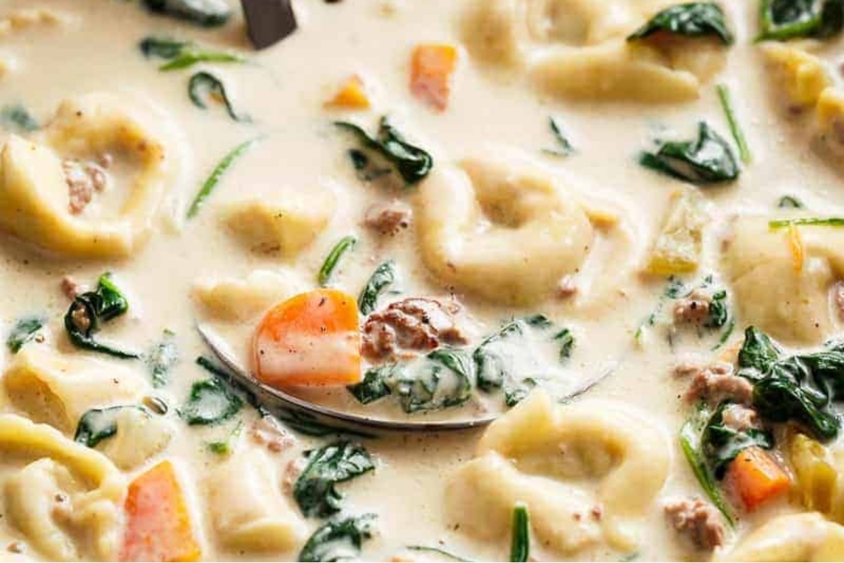 A delicious recipe for tortellini soup with meat and spinach.