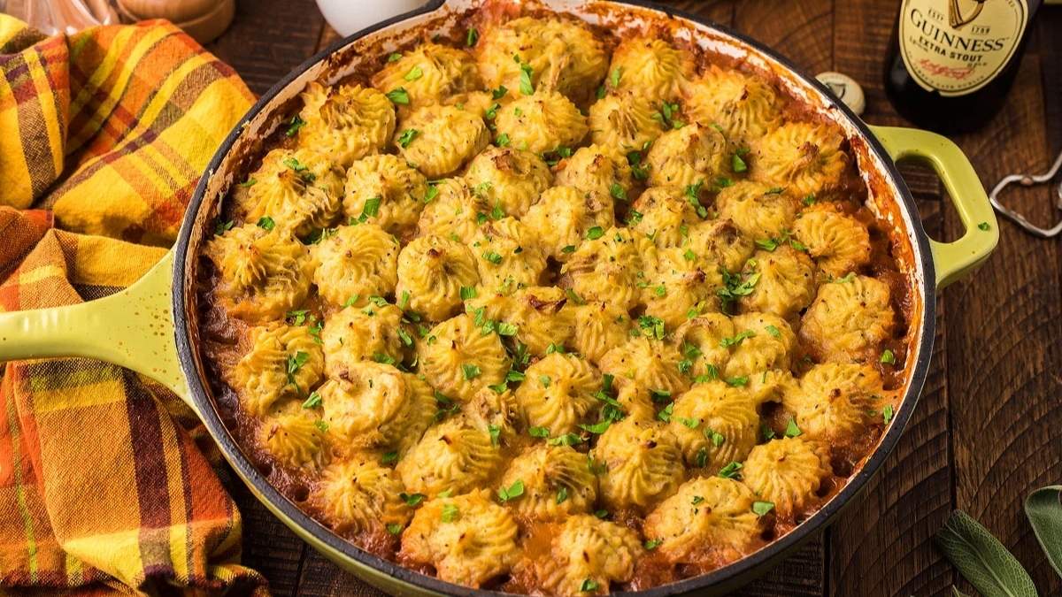 A comforting pot of mashed potatoes.