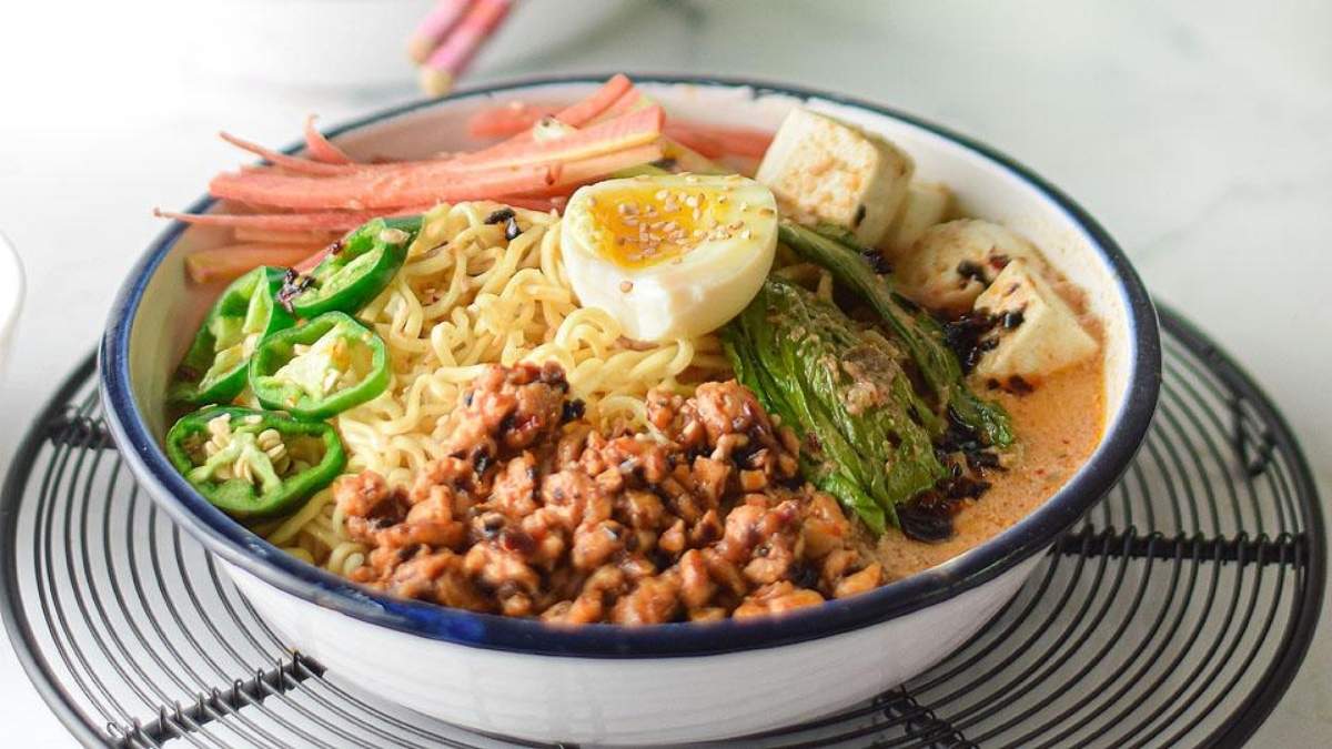 A flavorful bowl of ramen noodles with tender meat and fresh vegetables.