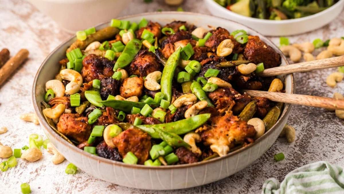 xoxoBella Slow Cooker Cashew Chicken With Snap Peas