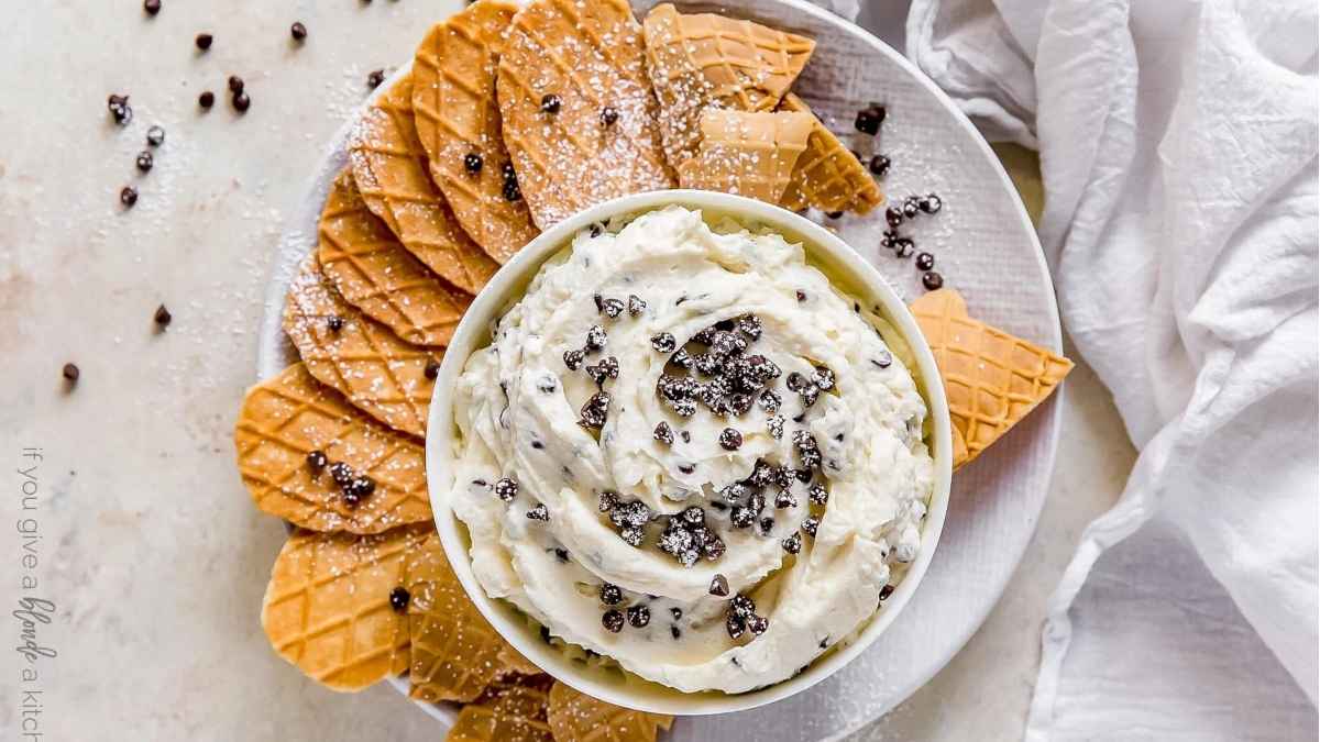 Best Cannoli Dip with Mascarpone
