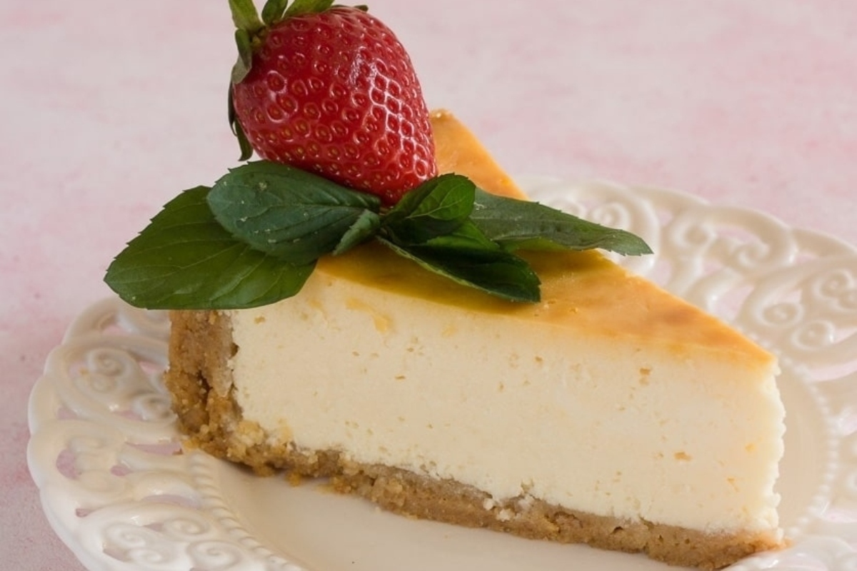 CREAMY NEW YORK STYLE CHEESECAKE