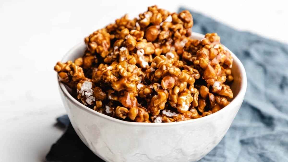 Easy Homemade Caramel Corn. 