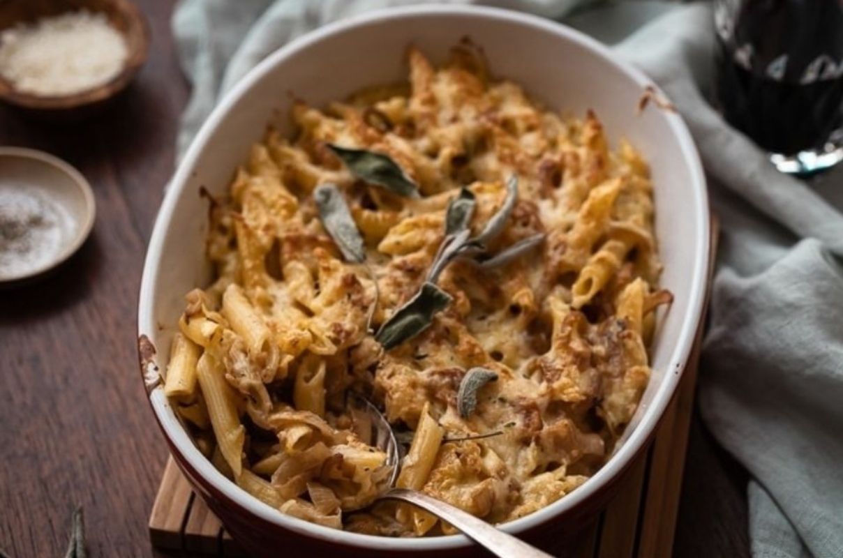 Cheesy French Onion Pasta Bake