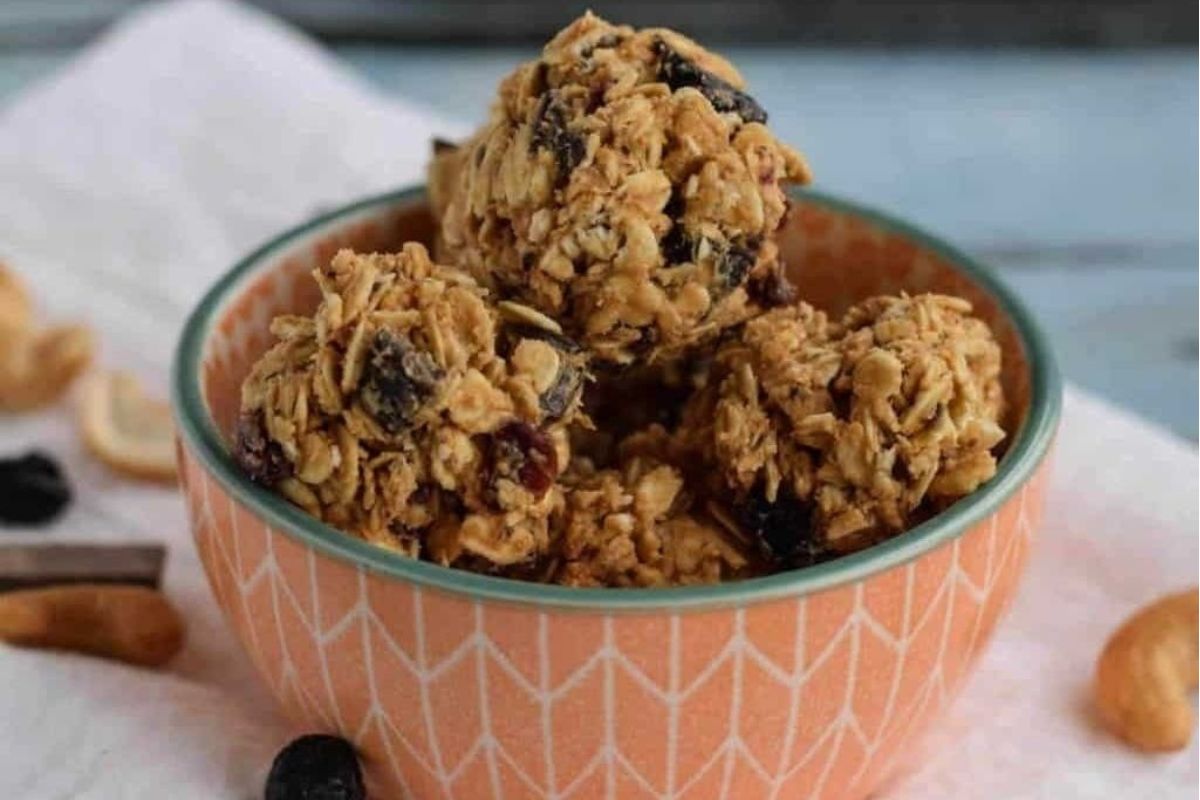 Chocolate Cashew Energy Balls. 
