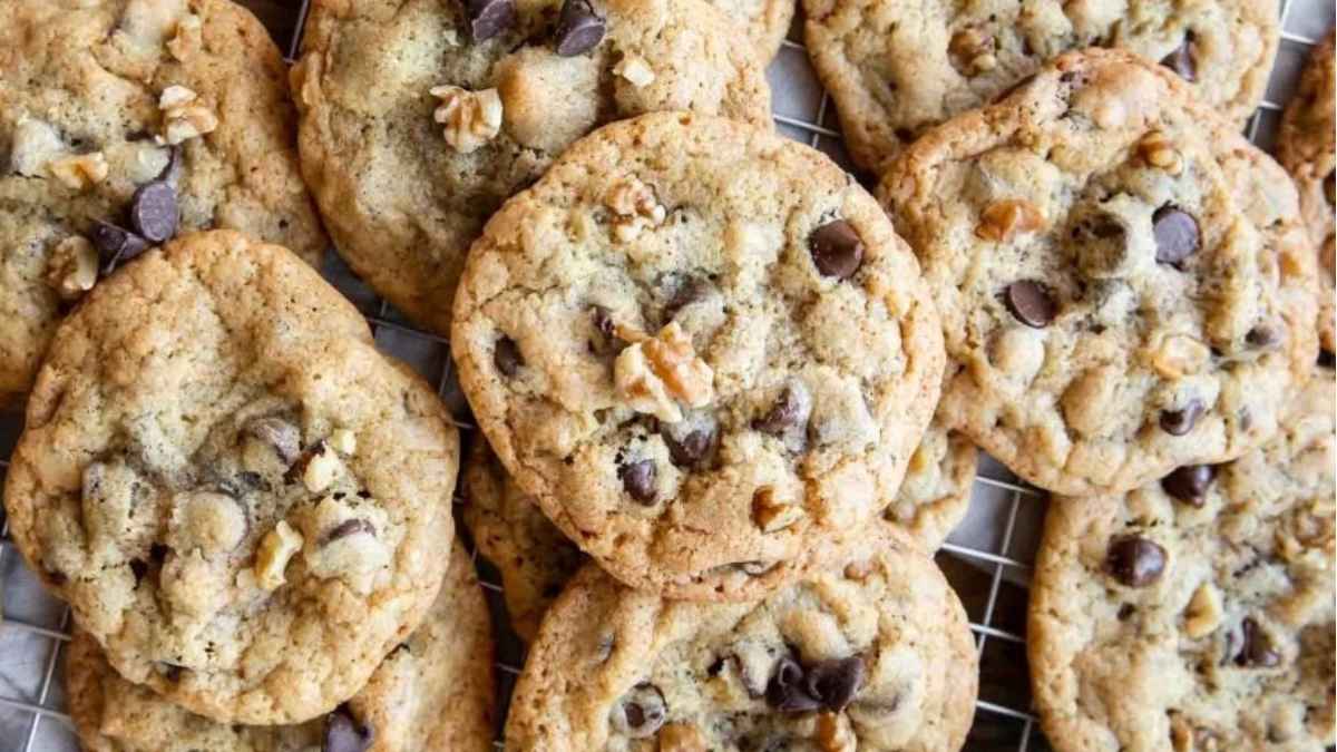Chocolate Chip Walnut Cookies. 