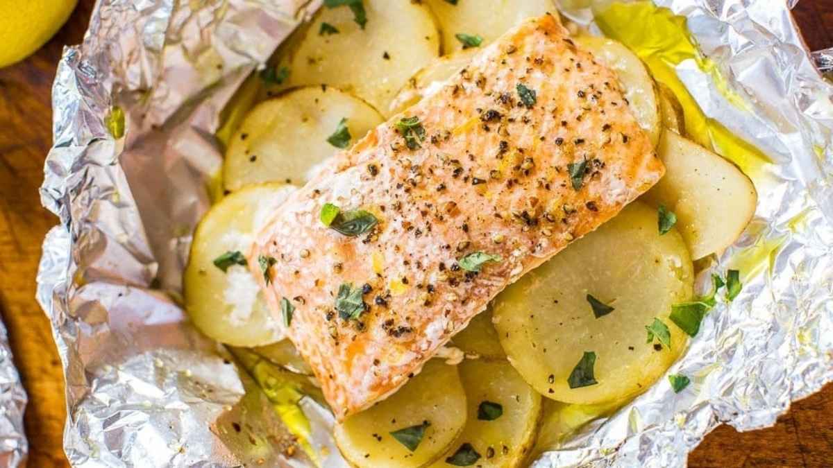 EASY SALMON AND POTATO FOIL PACKETS