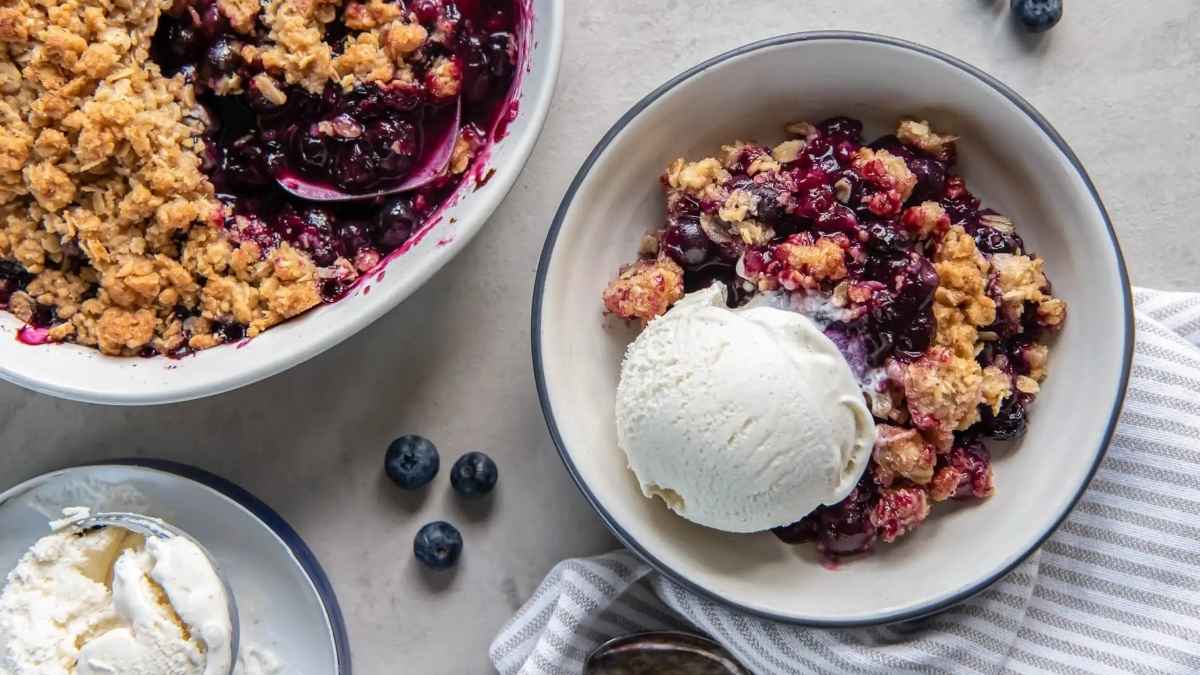 Easy Blueberry Crisp with Oats. 