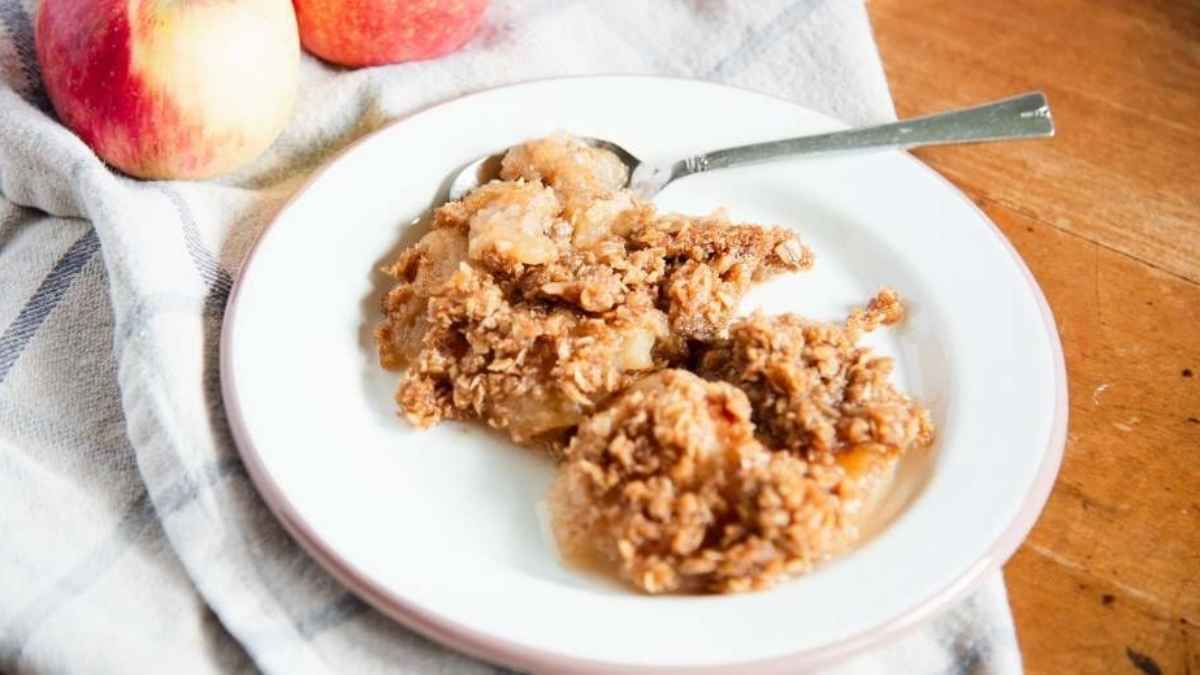 Easy Homemade Apple Crisp Recipe. 