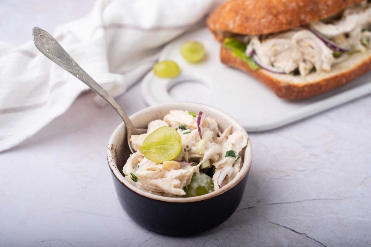 A bowl of chicken salad with grapes and grapes.