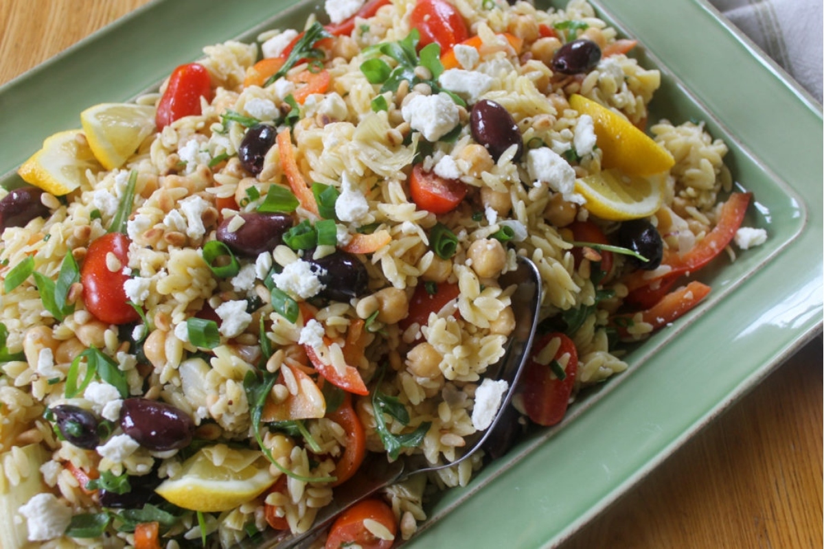 Greek orzo salad with chickpeas, tomatoes and olives.