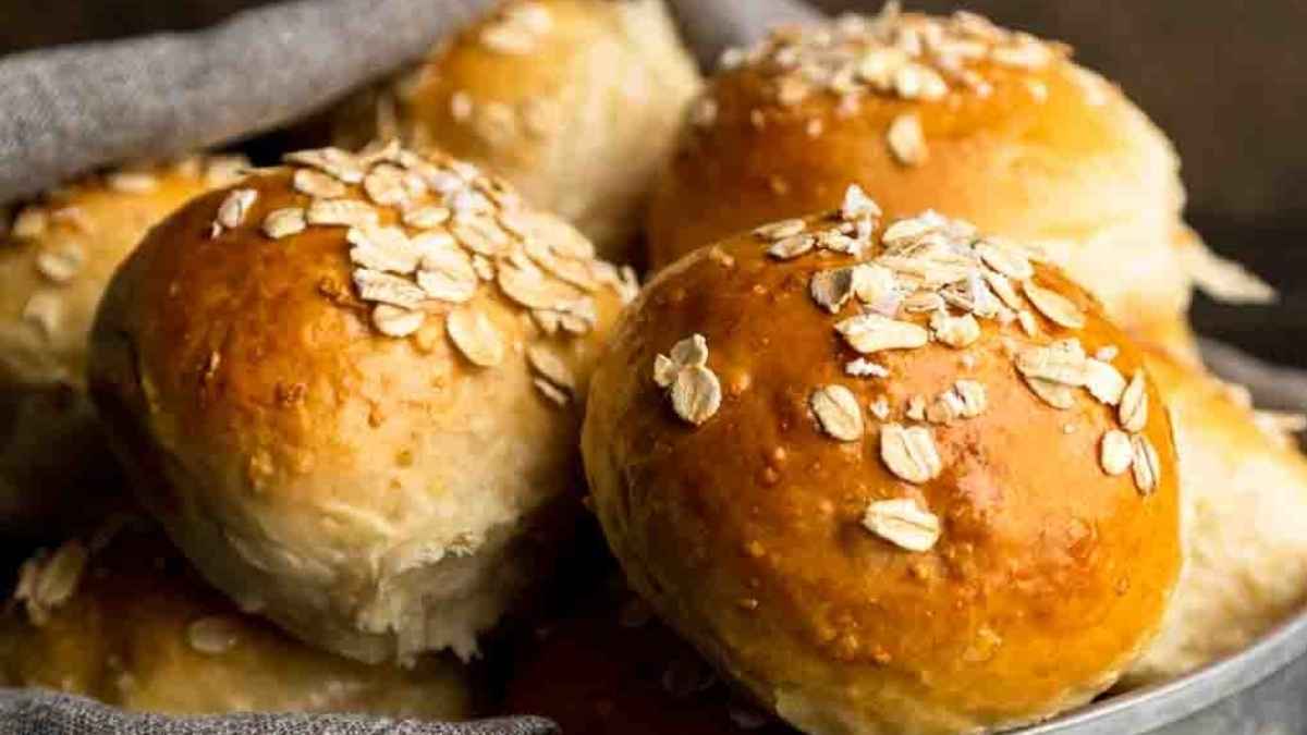 Old Fashioned Oatmeal Dinner Rolls. 