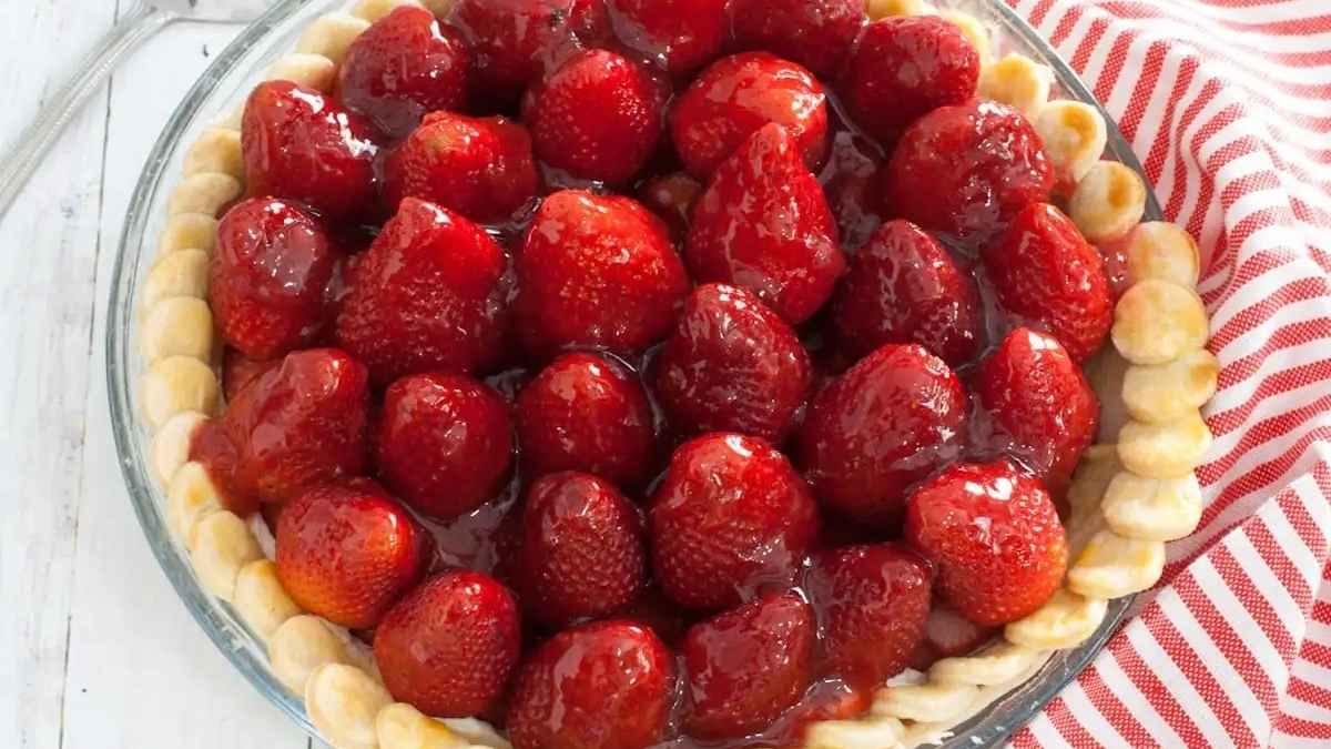 Old Fashioned Strawberry Glaze Pie. 