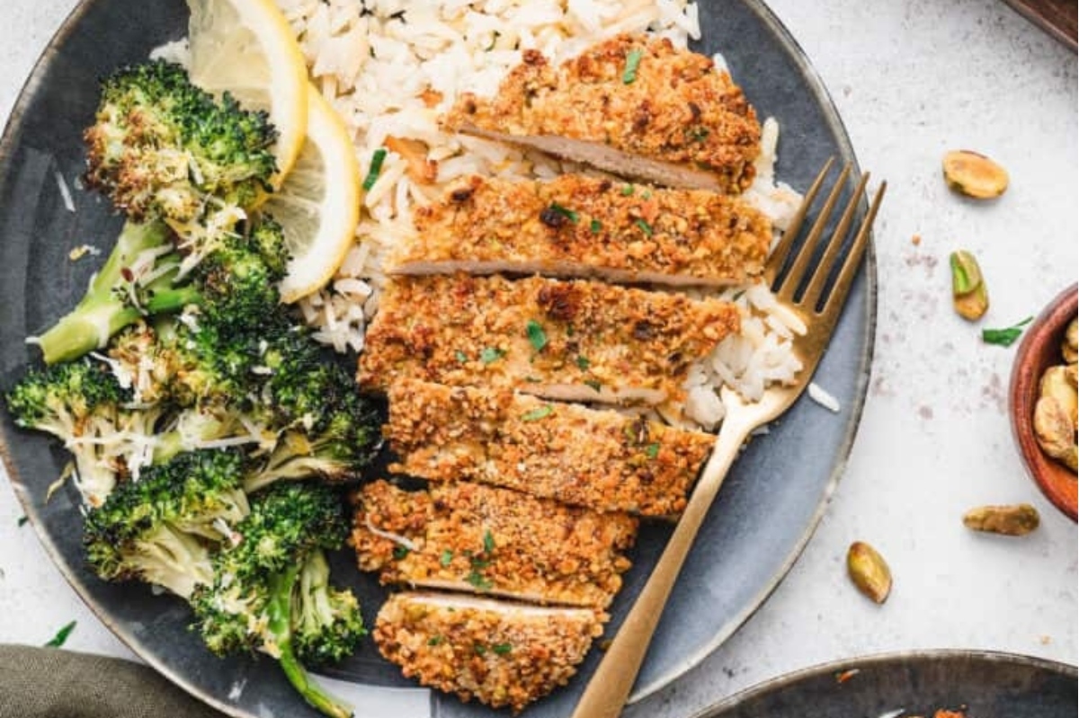 A plate with chicken, broccoli and rice.