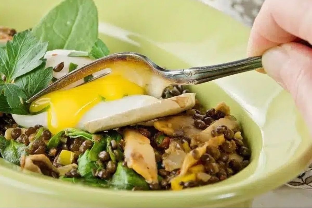 Poached Eggs Lentil Hash