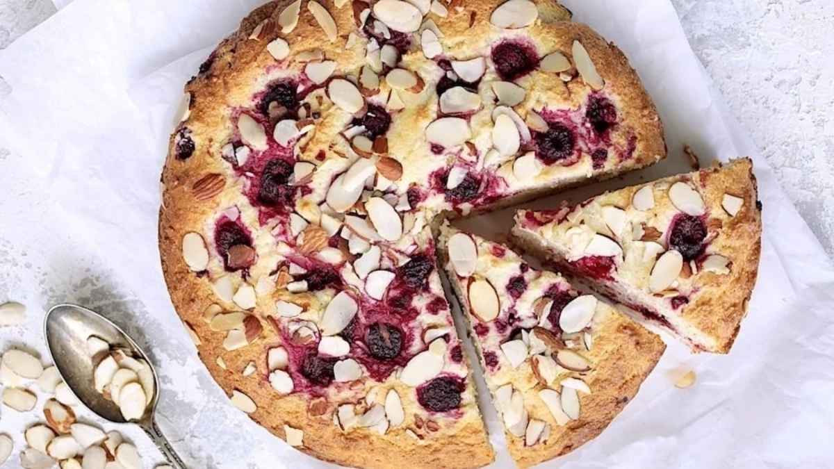 Raspberry Ricotta Cake With Almonds. 
