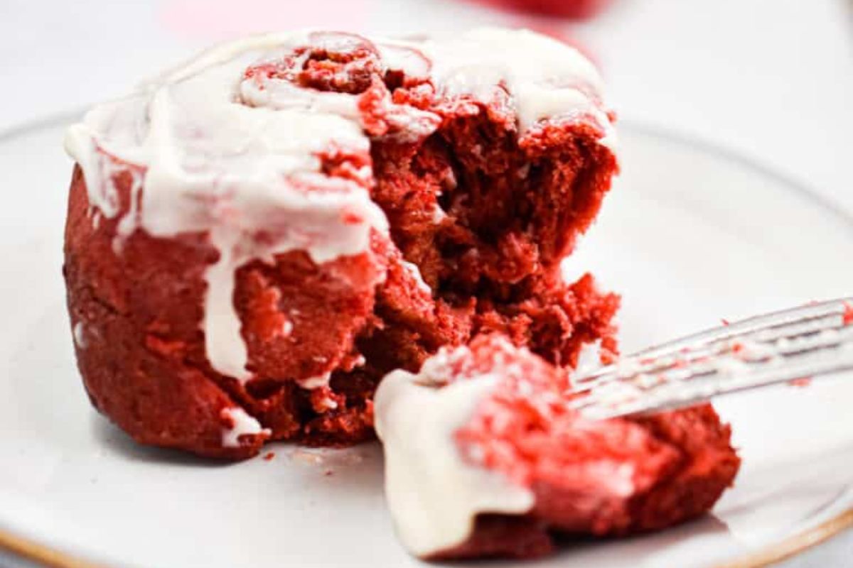 Red Velvet Cinnamon Rolls 1