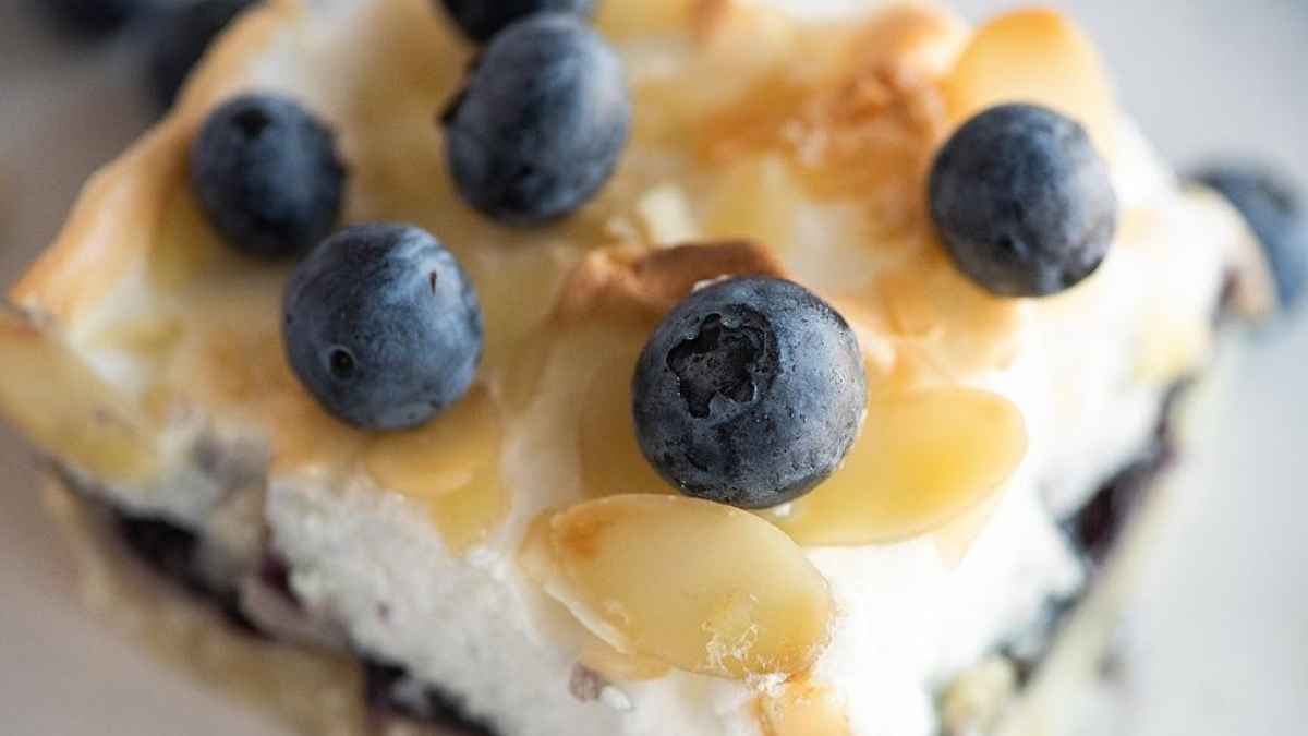 Tasty Blueberry Pie Meringue Topped Squares. 
