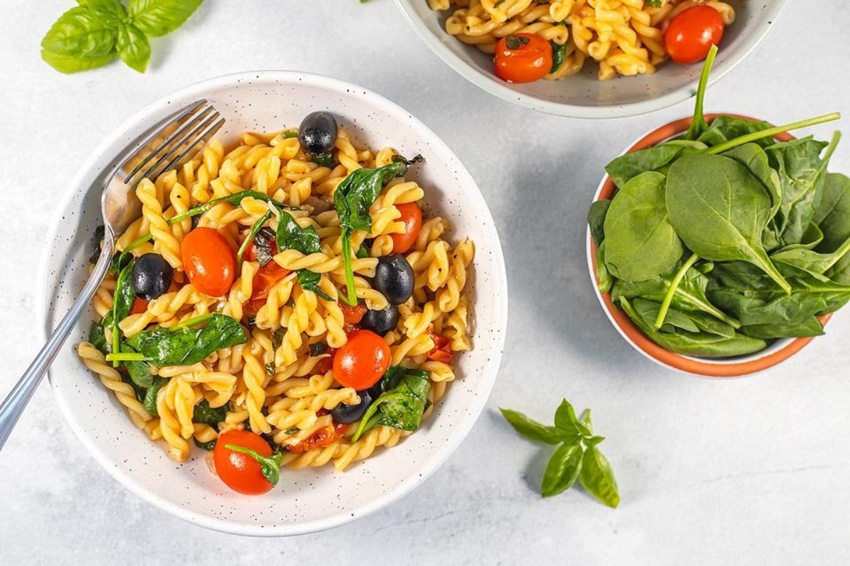 one pot pasta with spinach and tomatoes bella bucchiotti 19