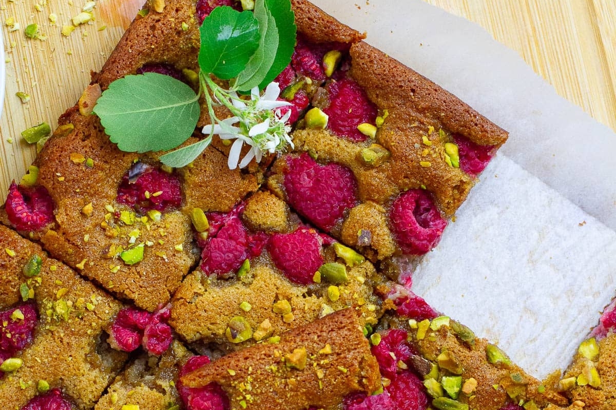 Raspberries and pistachio cake with pistachios.