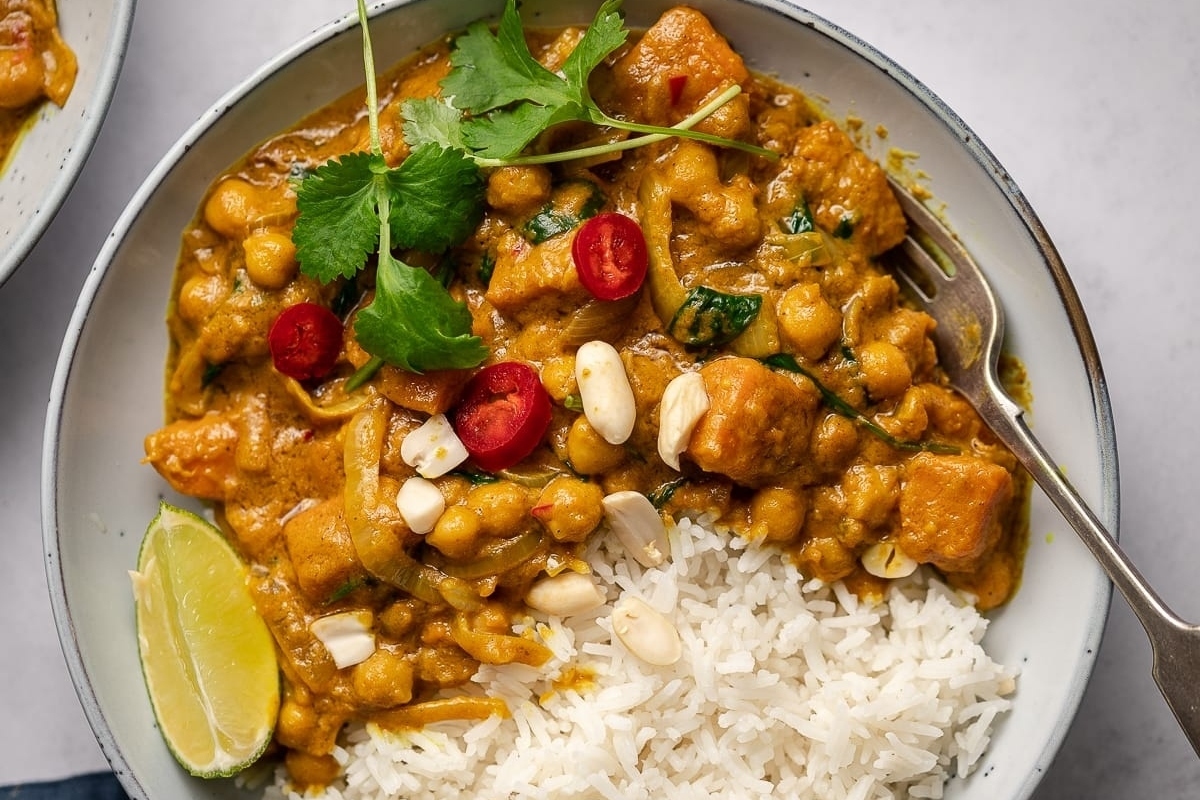 Chickpea curry with rice and lime.