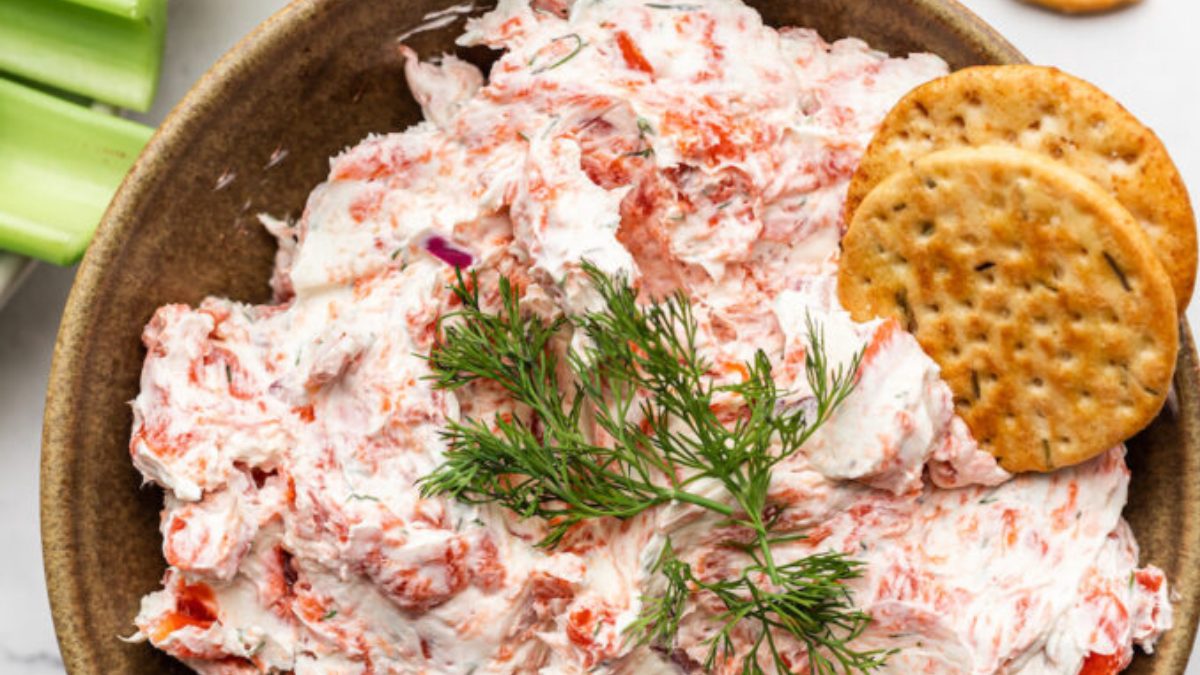 smoked salmon dip with crackers
