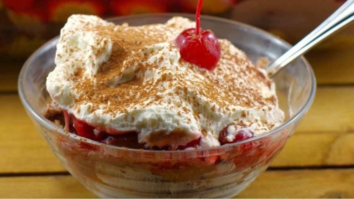 Black Forest Trifle | Easy No Bake Dessert. 