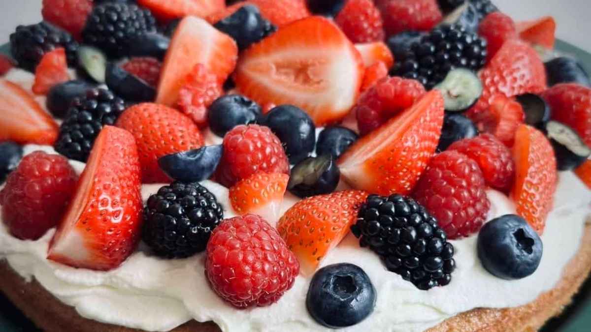Brown Sugar Sponge Cake With Fresh Fruits And Cream. 