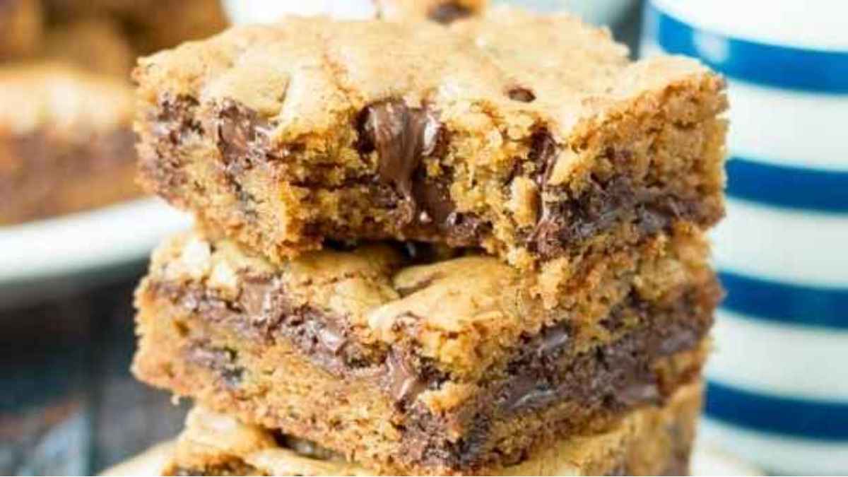 Easy Chocolate Chip Cookie Bars Recipe. 
