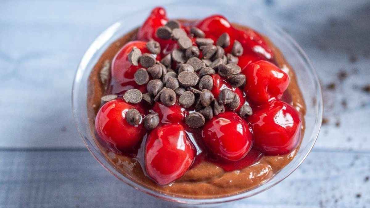 Chocolate Cherry No Bake Cheesecake Cups. 
