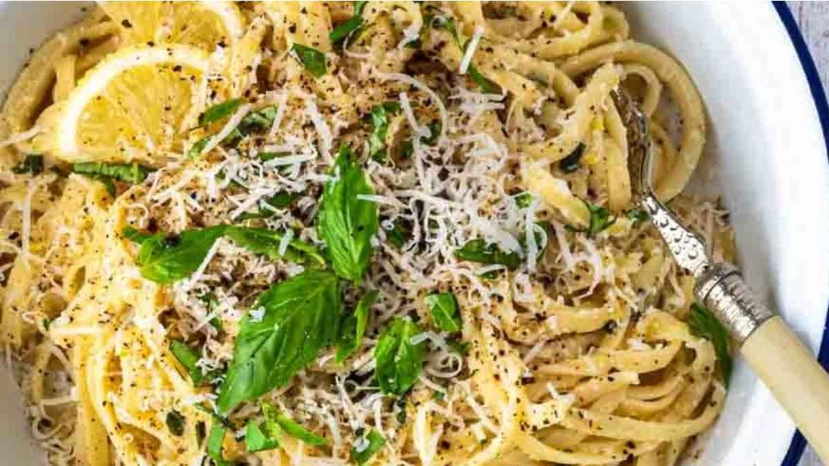 Easy 15-minute Lemon Garlic Pasta (Pasta al Limone). 