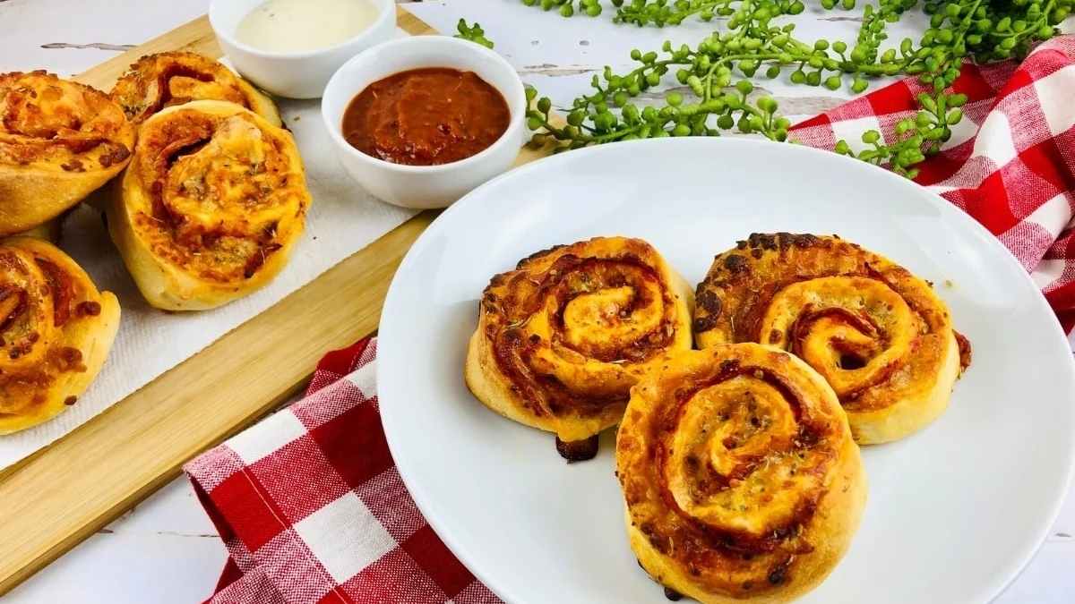 Easy Diy Homemade Baked Pizza Rolls.
